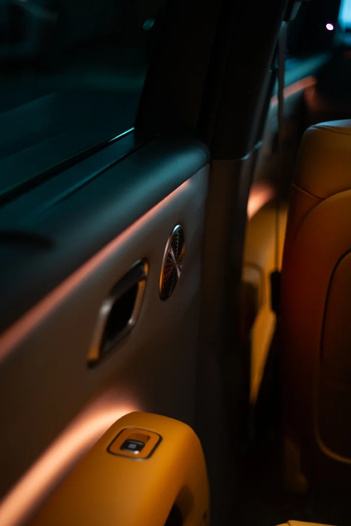 理想汽車CEO:泄密打亂了理想i8的發布節奏,按原計劃今天不會發布內飾圖。 李想:泄密打亂了理想i8的發布節奏