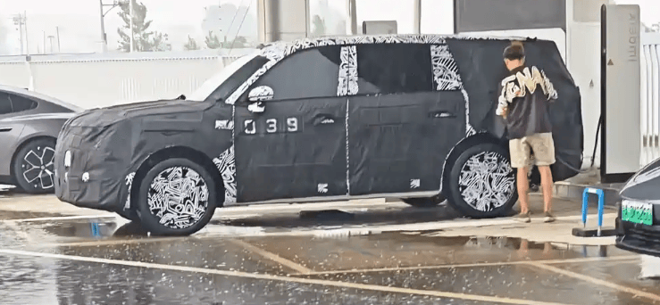 三排座布局/尺寸巨大 小米“昆侖”增程SUV諜照曝光