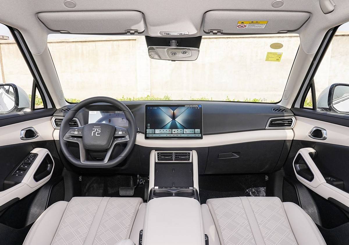 7.48萬元,元UP新入門款301KM領航型上市!配懷擋+后排出風口