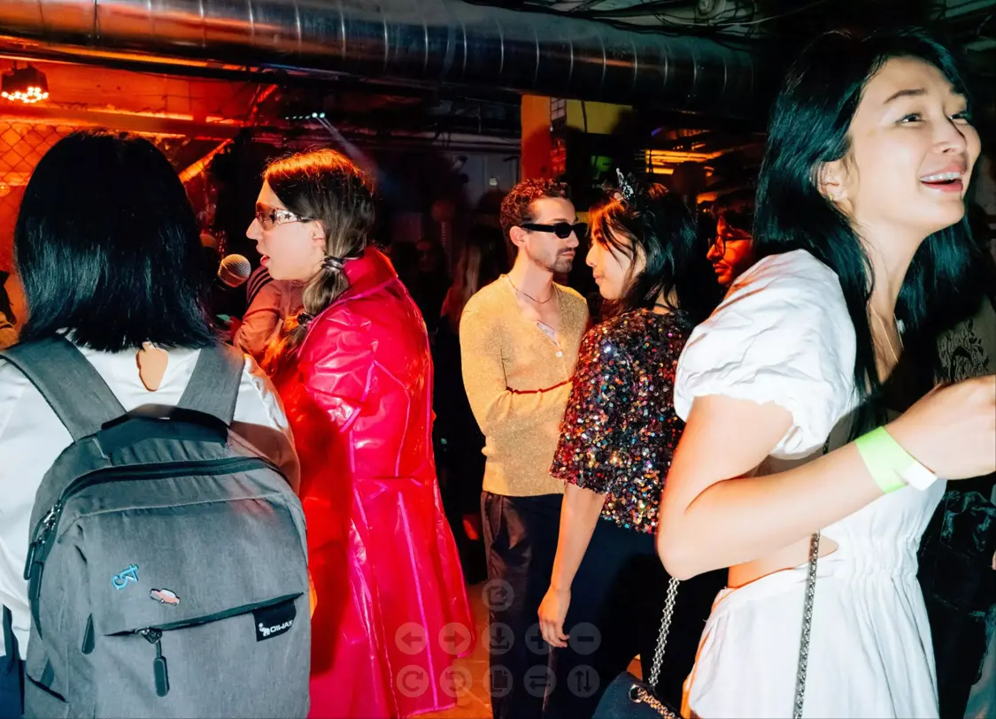 觀看比賽的男男女女們