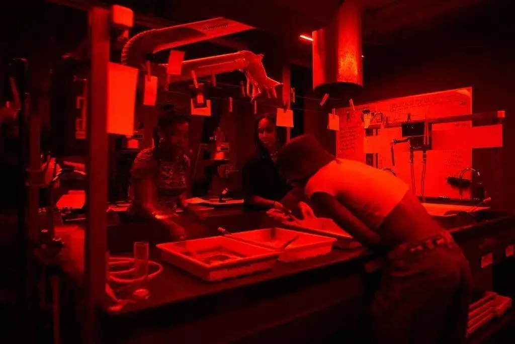 寶麗來是一座里程碑,智能手機則是另一座 沖洗膠片的暗房