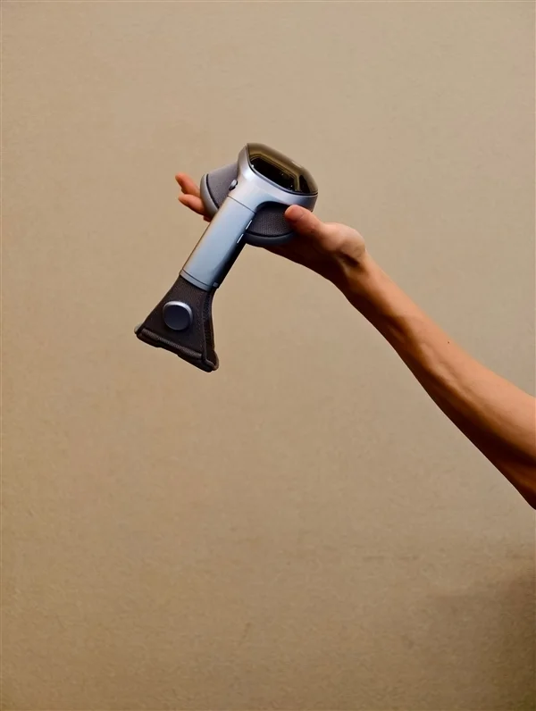 vivo Vision搭載Micro-OLED屏 雙目8K分辨率:相當(dāng)于隨身120英尺巨幕 vivo Vision搭載Micro-OLED屏 雙目8K分辨率:相當(dāng)于隨身120英尺巨幕!