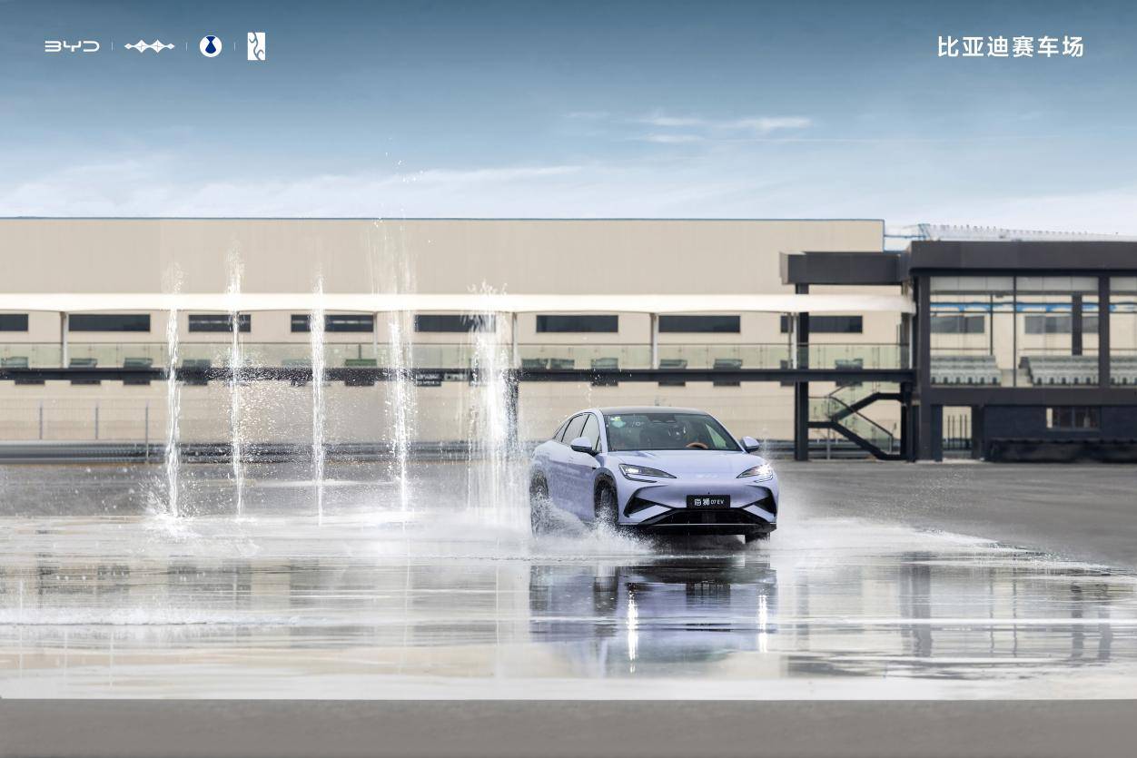比亞迪全地形賽車場開業(yè),以 “全民賽道” 解鎖駕控樂趣新可能