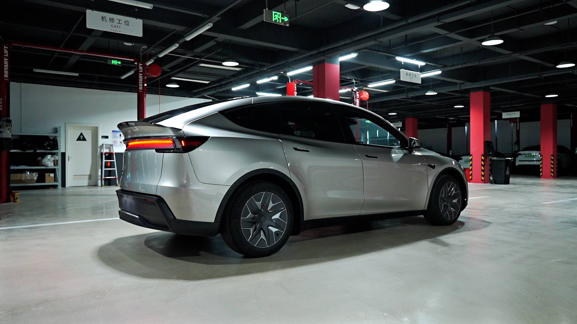 靜態體驗特斯拉Model YL:三排空間不磨人,33.9萬注定爆單