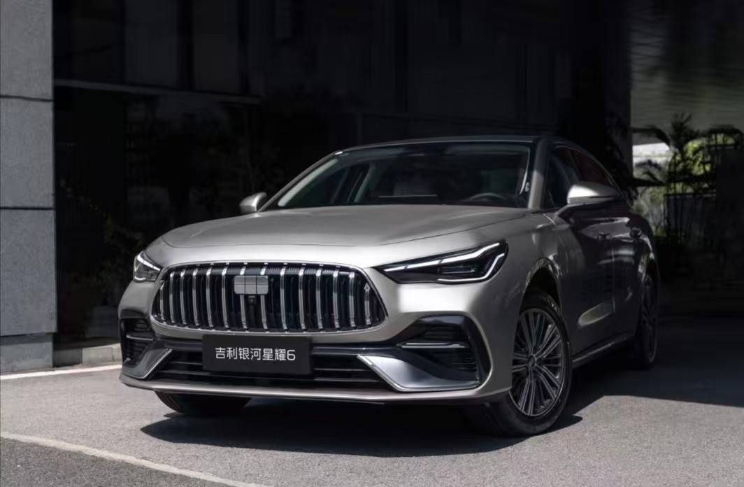 奔馳AMG同款前臉 實測饋電油耗2.6升 吉利這款新車才6.88萬起售