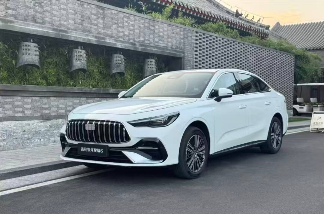 奔馳AMG同款前臉 實測饋電油耗2.6升 吉利這款新車才6.88萬起售