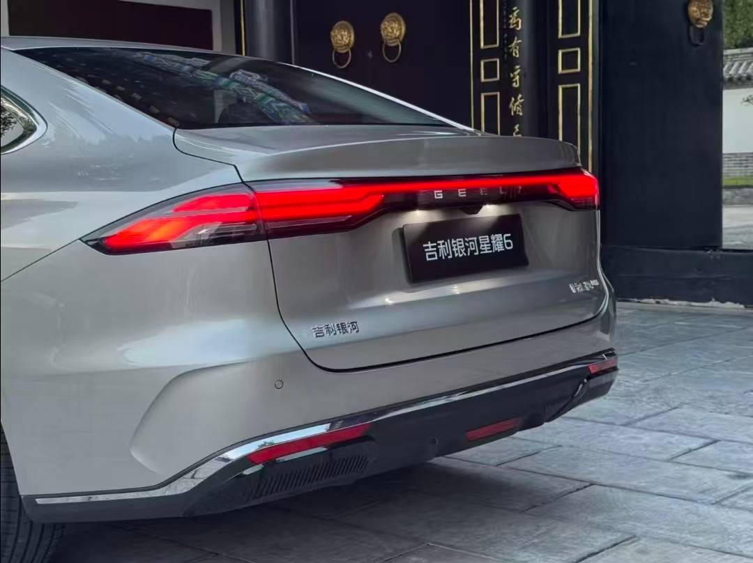 奔馳AMG同款前臉 實測饋電油耗2.6升 吉利這款新車才6.88萬起售