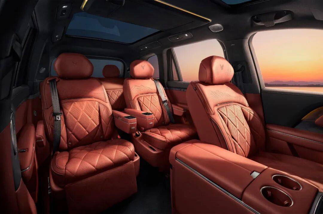 內(nèi)飾曝光!這款國產(chǎn)旗艦SUV的設(shè)計(jì)媲美百萬級(jí)豪車,細(xì)節(jié)太震撼了!