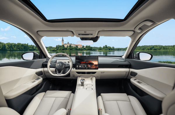 東風日產(chǎn)公布“油電同智”戰(zhàn)略首車:天籟·鴻蒙座艙新車亮相