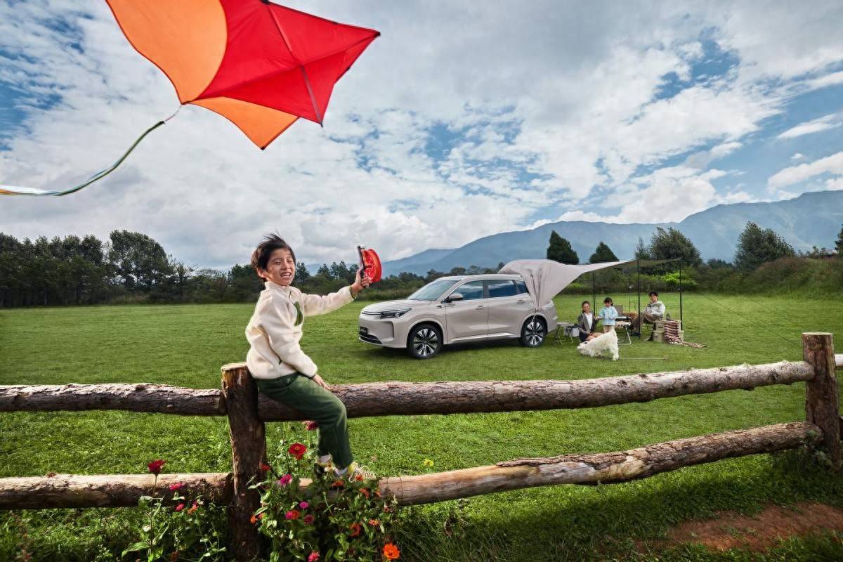 12萬級(jí)插混市場(chǎng)迎來“破局者”,第三代藍(lán)電E5 PLUS開啟預(yù)售