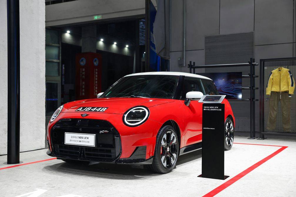 第八屆進(jìn)博會(huì)開(kāi)幕 多家車企“決戰(zhàn)”進(jìn)博之巔