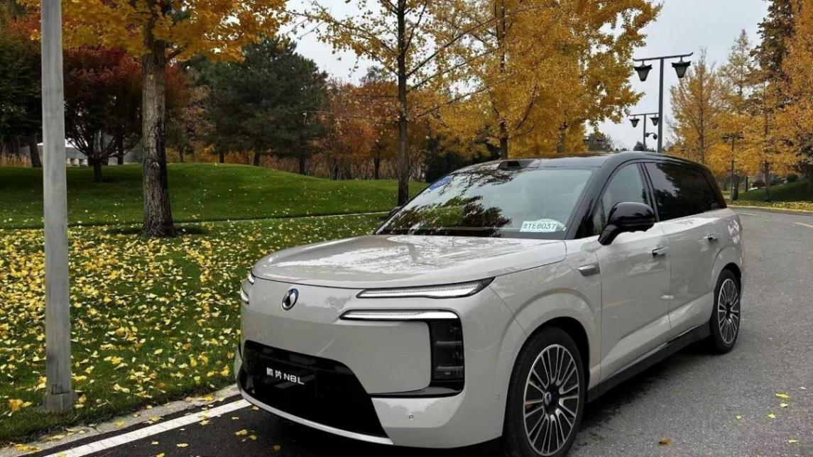 當金秋成熟之美遇見科技的從容 騰勢N8L 不止于豪華的移動棲心之所