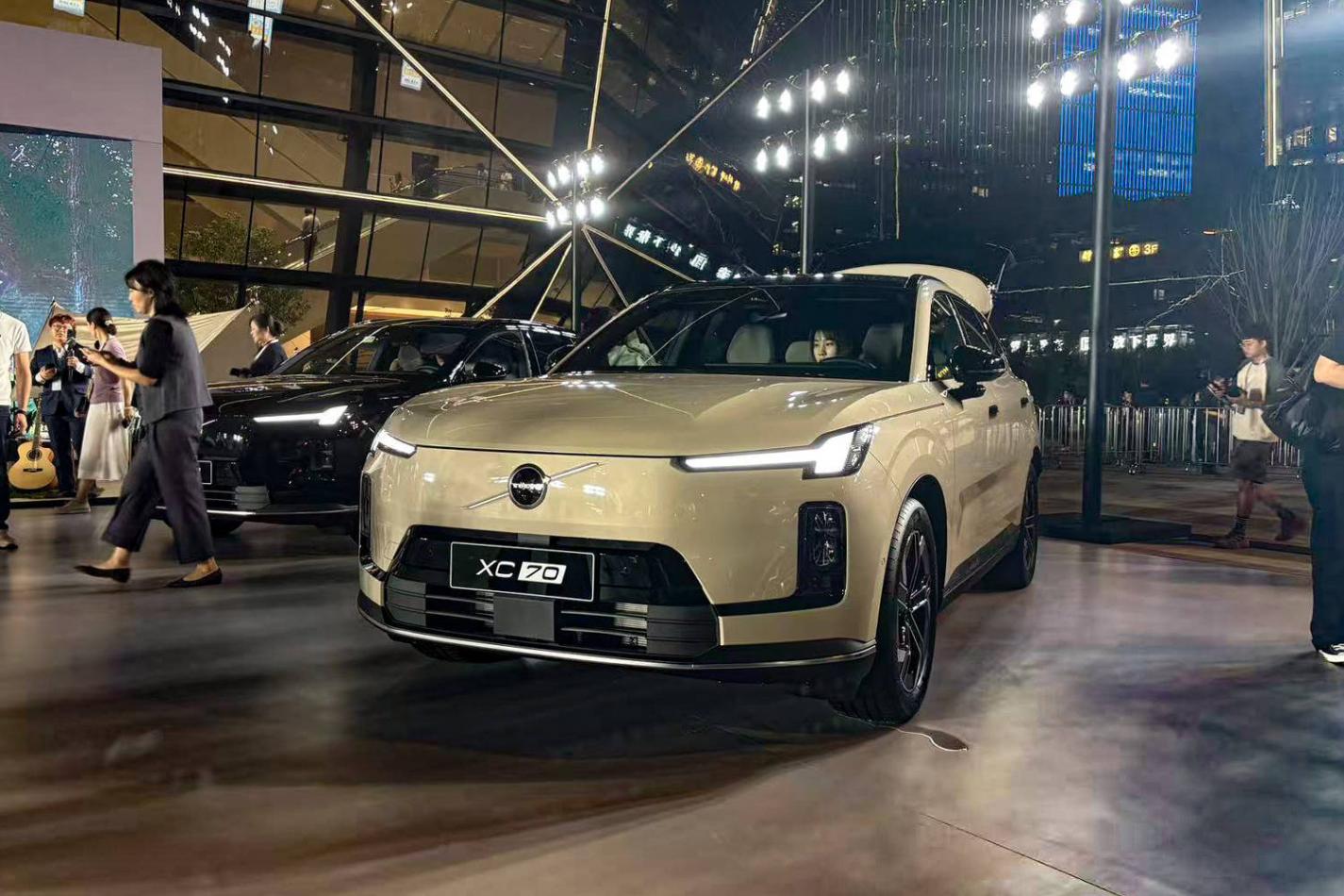 26.99萬元起/續航超1200km 第10000臺全新沃爾沃XC70下線