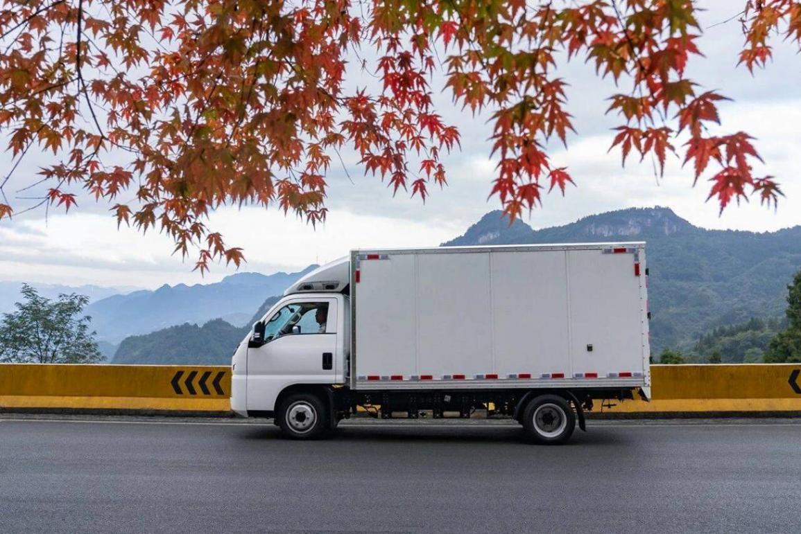 比亞迪的轎卡T4,剛?cè)岵?jì)的頂梁柱