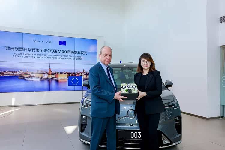 沃爾沃汽車向歐盟駐華代表團交付載旗公務(wù)用車