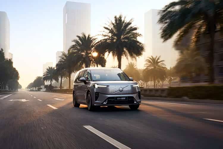 沃爾沃汽車向歐盟駐華代表團交付載旗公務(wù)用車