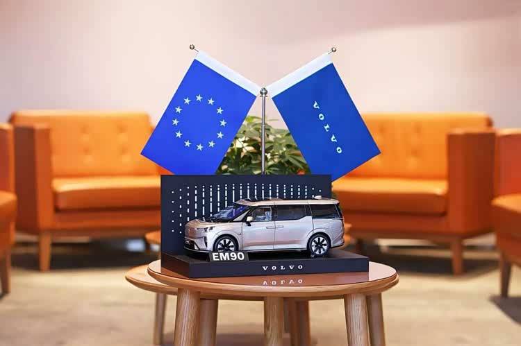 沃爾沃汽車向歐盟駐華代表團交付載旗公務(wù)用車