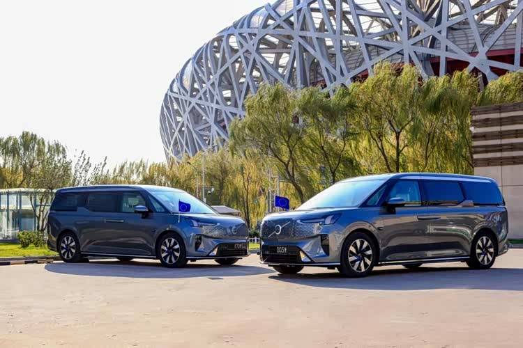 沃爾沃汽車向歐盟駐華代表團交付載旗公務(wù)用車